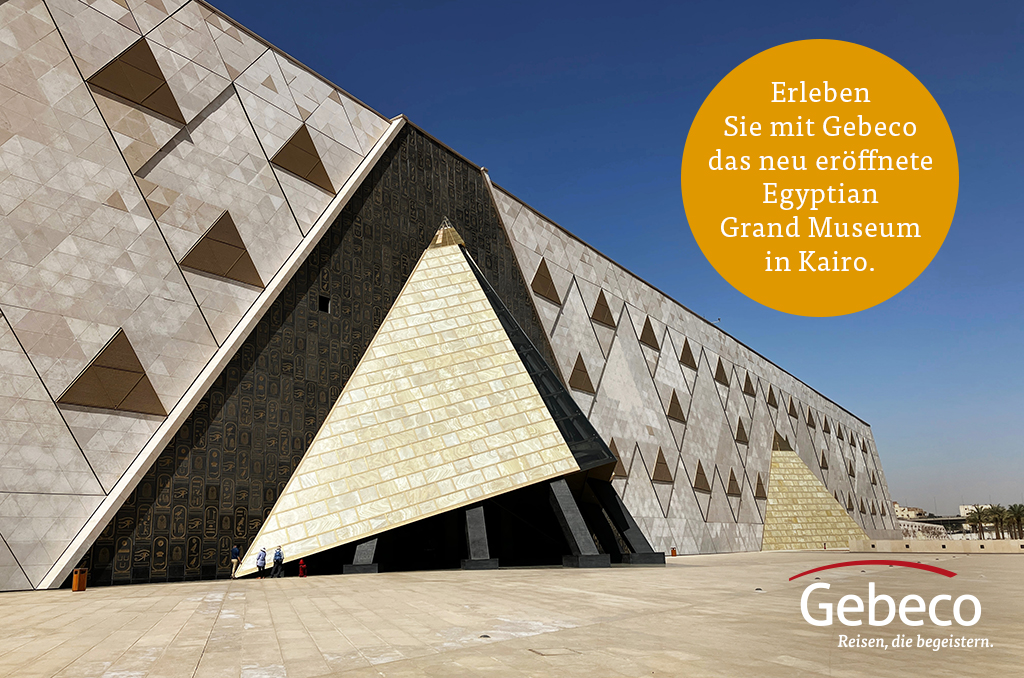 Die moderne, geometrische Fassade des Grand Egyptian Museum in Kairo. Werbung für Gebeco-Reisen zum neu eröffneten Museum.